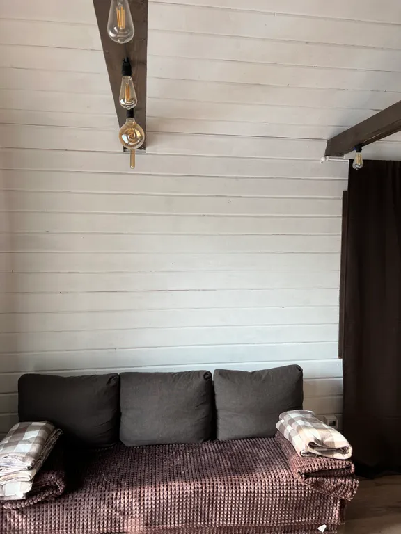 Коттедж Уютный домик с камином и кедровой бочкой на берегу озера — Лобня