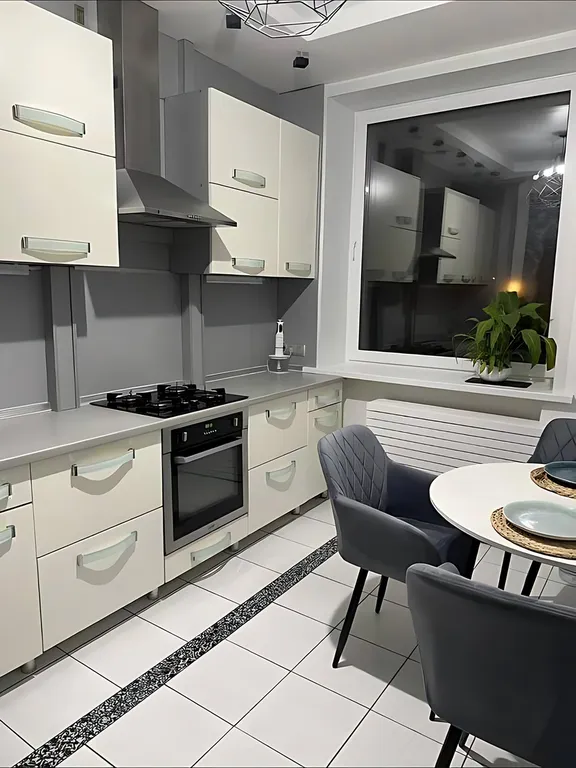 Уютная двухкомнатная квартира в сталинке в центре города