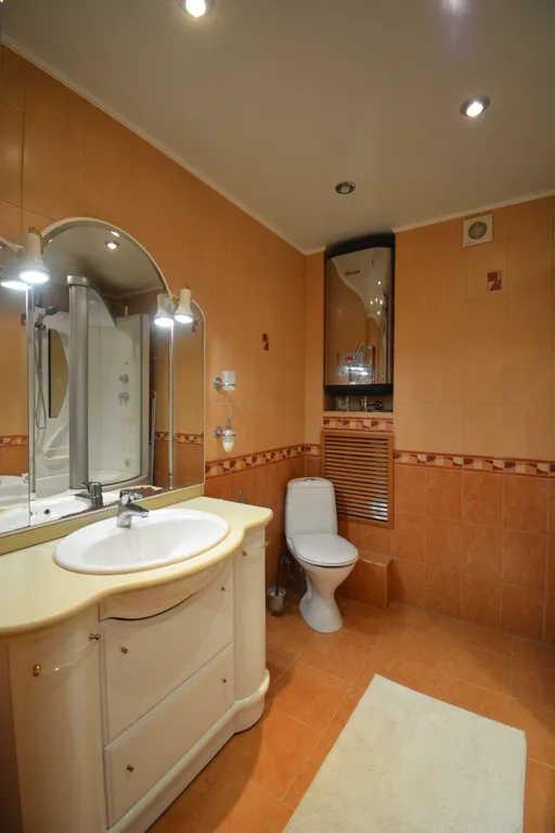 Трёхкомнатная квартира с раздельными комнатами двумя уборными и лифтом