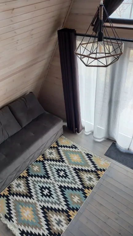 Дом в окружении гор