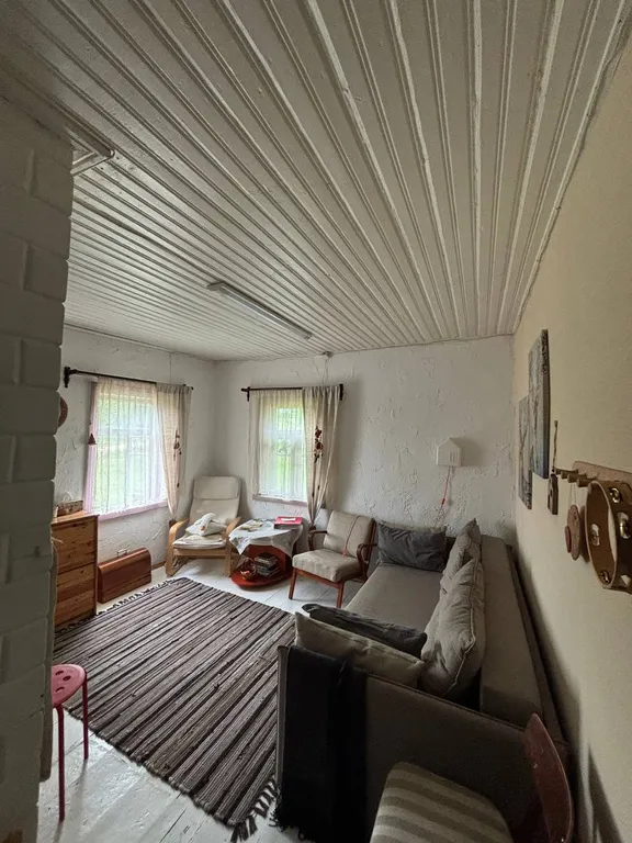 Деревенский домик в лесу