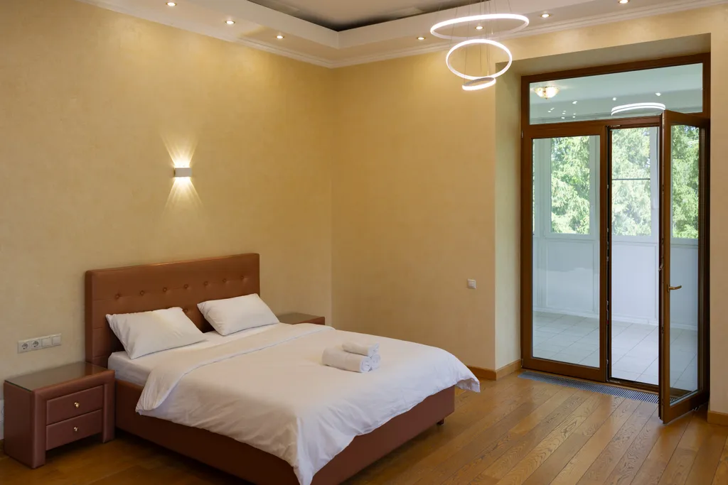 Особняк с большим бассейном в живописном лесном поселке