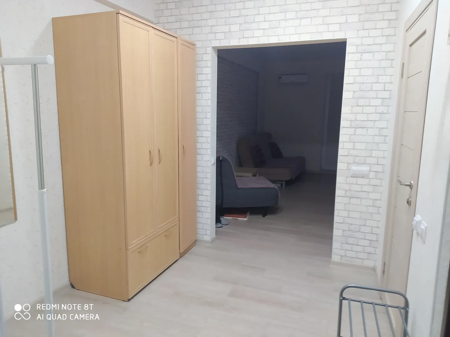 Вещи удобно расположатся в шкафу, большое количество плечиков для аккуратного расположения одежды