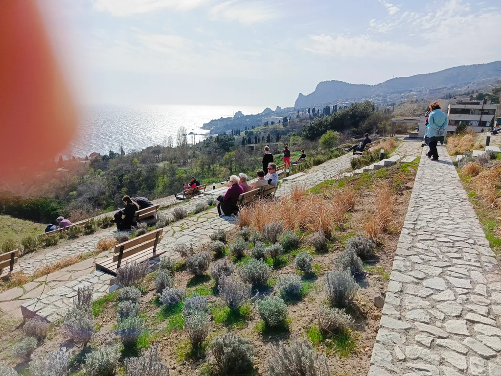 Улучшенный номер с видом на море и горы