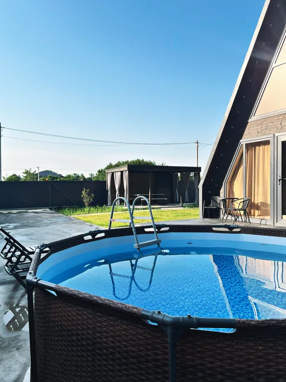 Уютный А-frame коттедж в зеленой части города