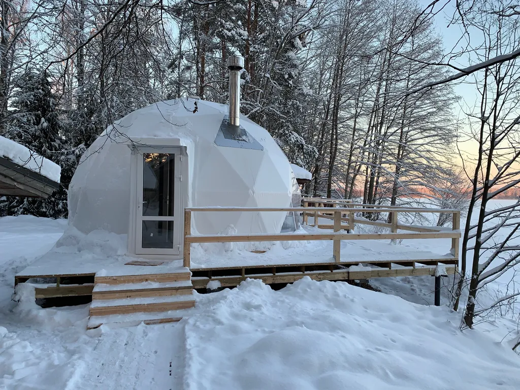 Чудесное место у озера с камином и русской баней