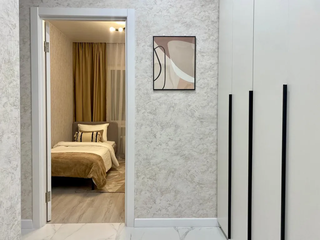 Трехкомнатная квартира Mocha Mousse недалеко от вокзала