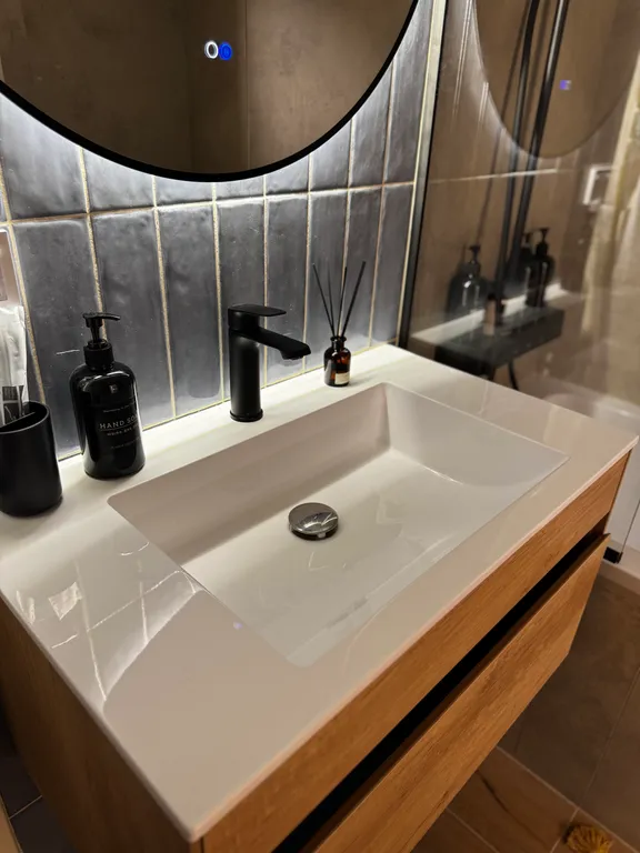 Новая стильная квартира с панорамным видом на море и рядом с пляжем