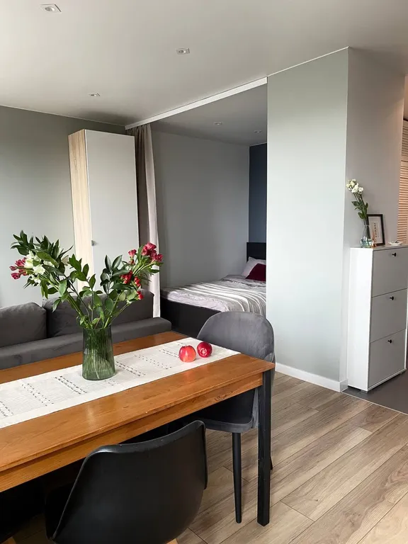 Стильная студия с красивым видом из окна