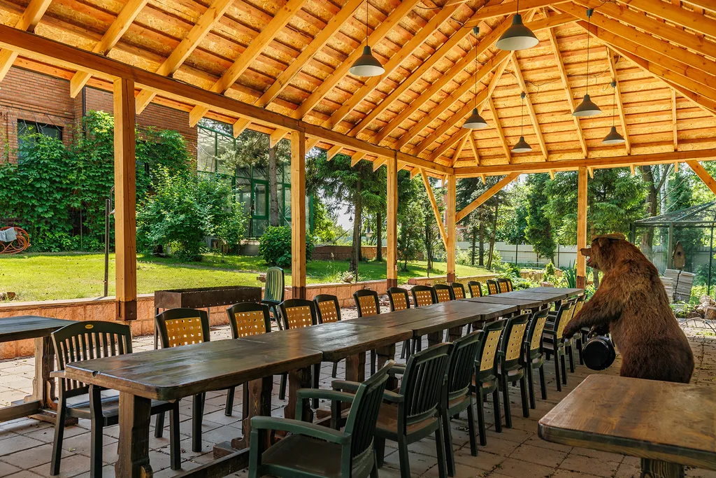 Современный дом с бассейном и сауной для большой компании