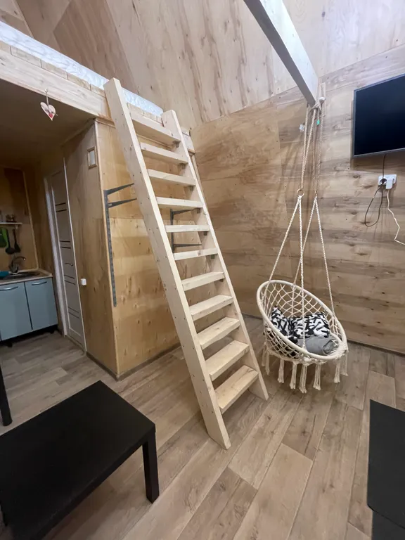 А-frame в окружении леса и гор