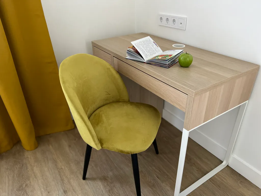 Просторный дом с камином в сосновом лесу