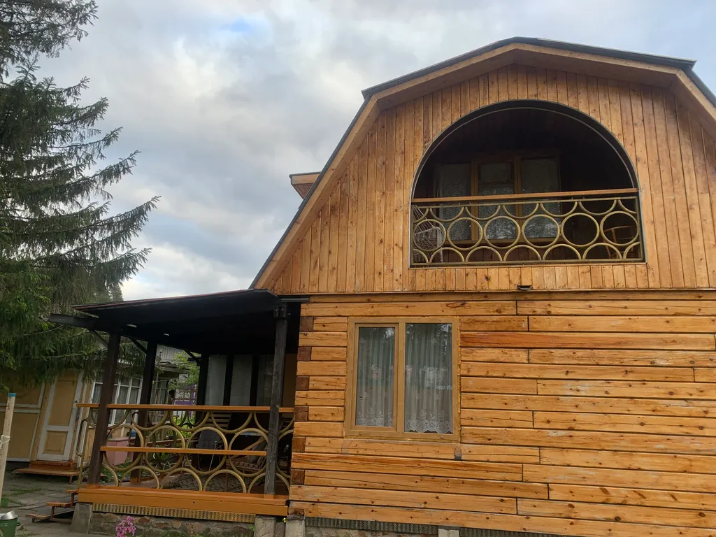 Живописный дом на природе недалеко от города