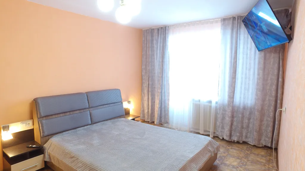 Двуспальная кровать и огромный смарт ТВ