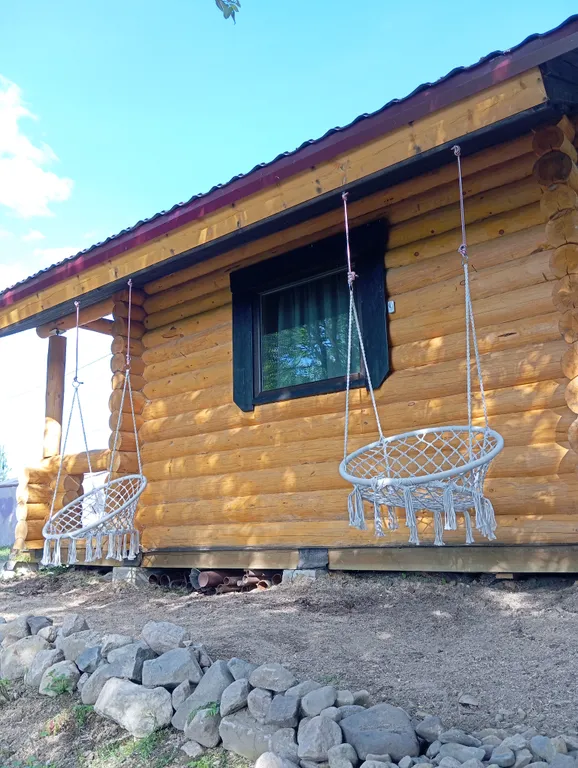 Деревянный дом, на берегу меличуярви, на краю леса в карельском селе