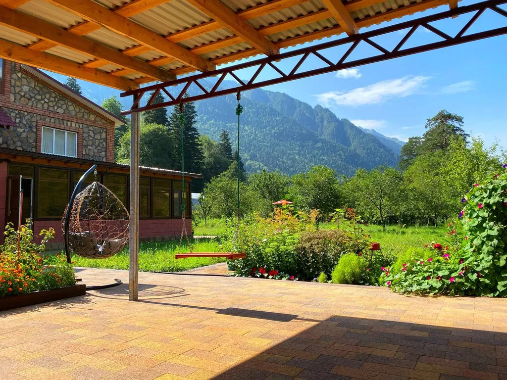 Веранда в окружении величественных гор