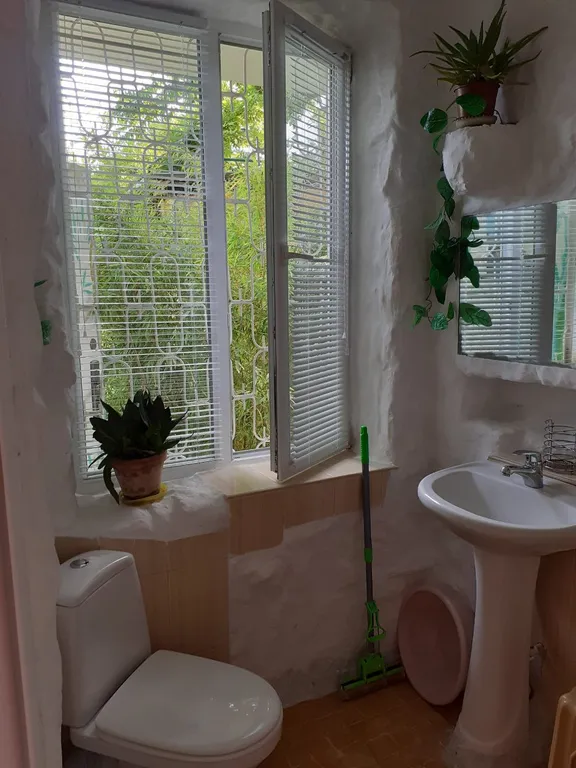 Дом 2 уровня со своим двором