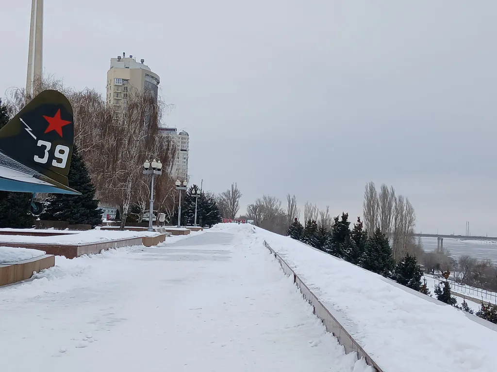 Жизнь с видом реку: огромная лоджия с панорамным остеклением в пол!