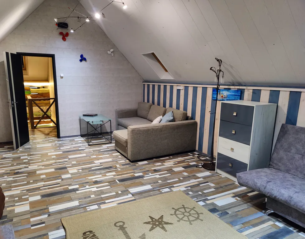 Современный дом с уличной подогреваемой купелью и сауной