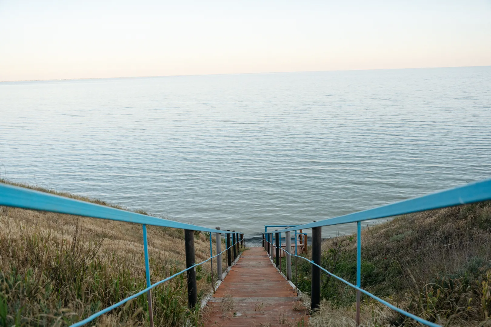 Море, лестница к пляжу