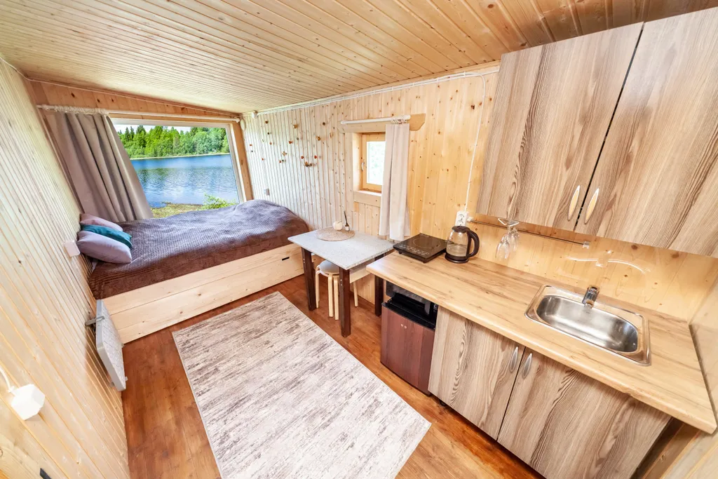 Домик с панорамным окном на берегу озера