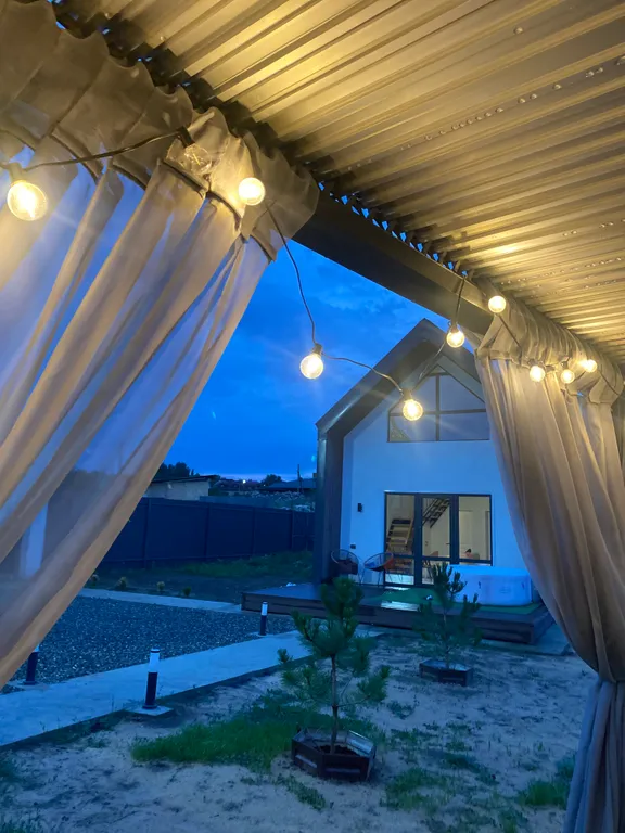 Загородный дом в черте города с озером