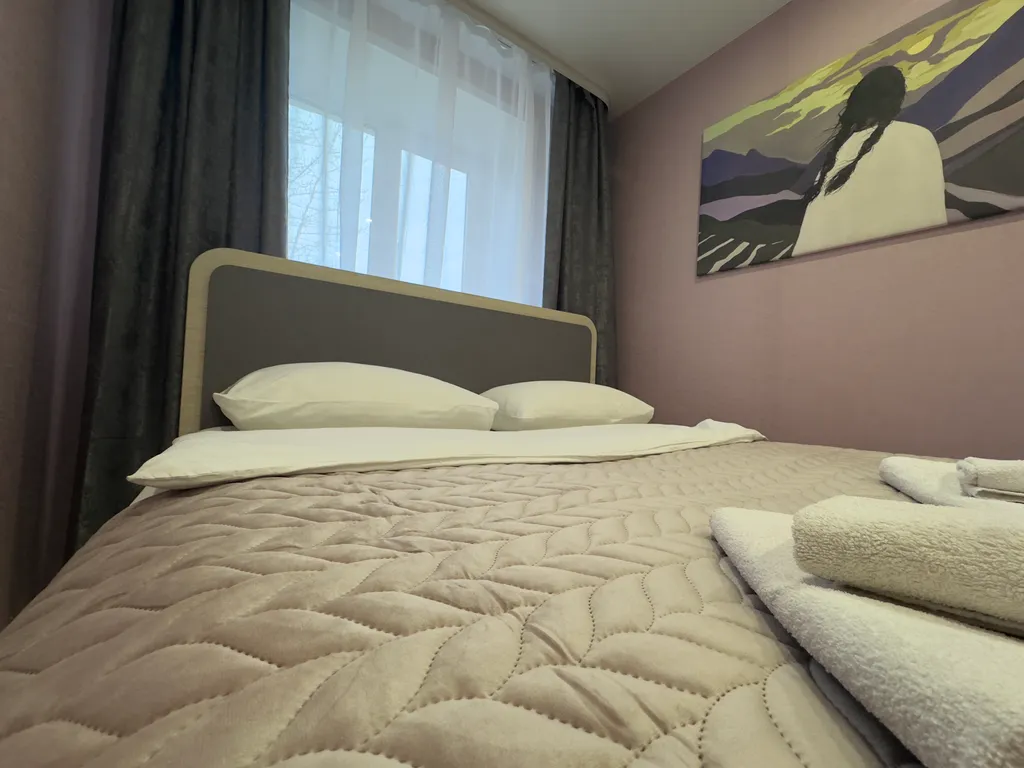 Двухкомнатная студия с красным диваном в центре города