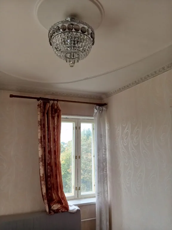 Розовая комната с персональным компьютером