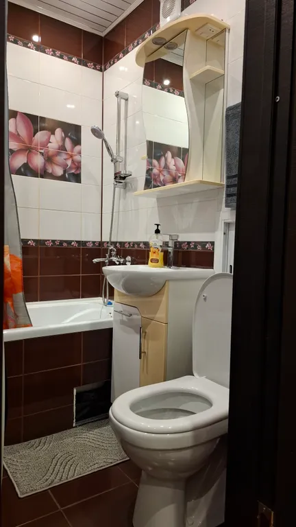 Уютная однокомнатная квартира в спокойном районе, с кроватью и диваном