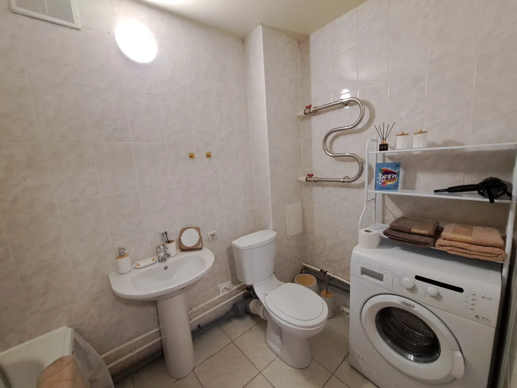 Просторная однушка с кроватью и смарт ТВ