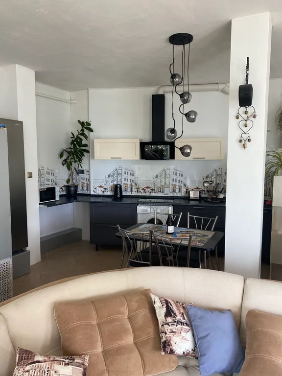 Большая студия с видом на море с панорамными окнами