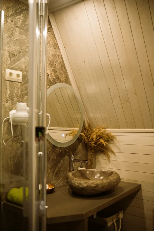 Уютное шале на берегу ручья с баней и купелью на уединенной террасе