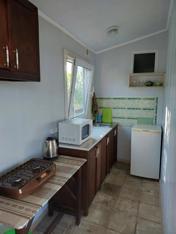 Уютный домик в окружении зелени