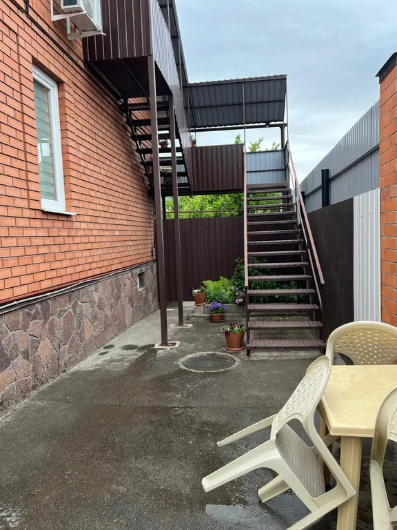 Уютная комната в доме с ванной комнатой