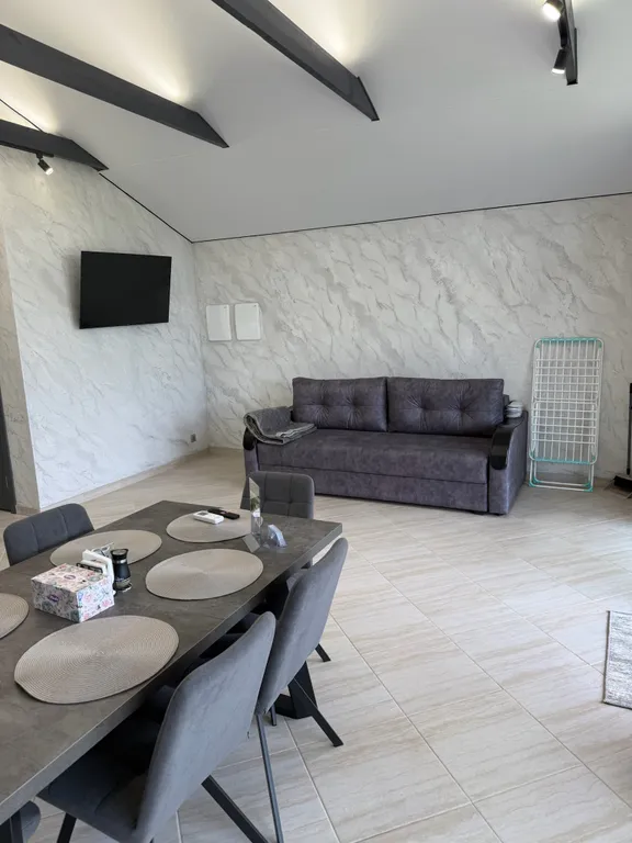 Уютный дом на берегу реки