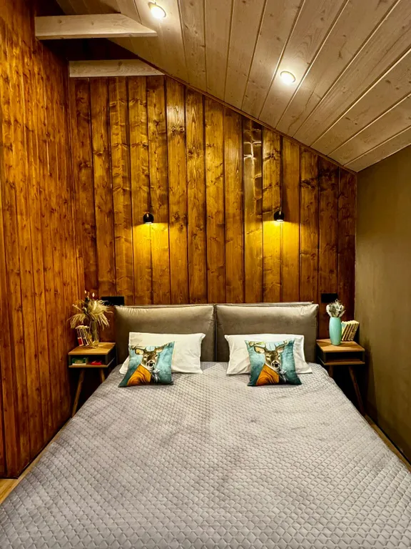 Дом с пятнистыми оленями и кроликами в лесу