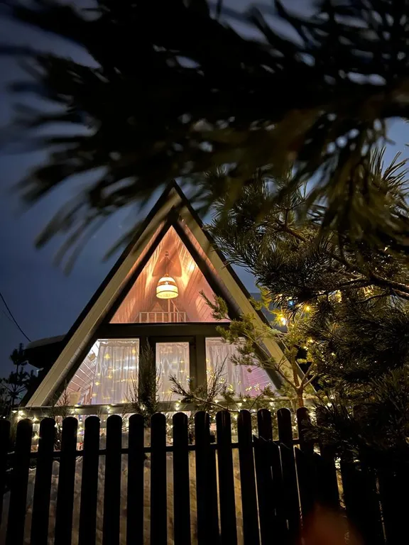 Дом-шалаш на берегу озера