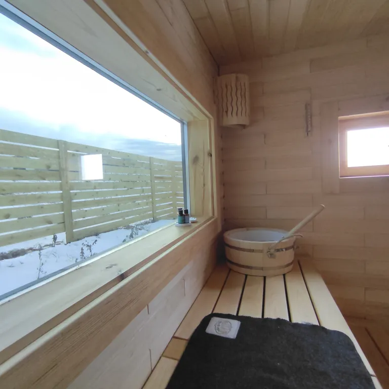 Уютный сканди домик с видом на озеро, баня, чан