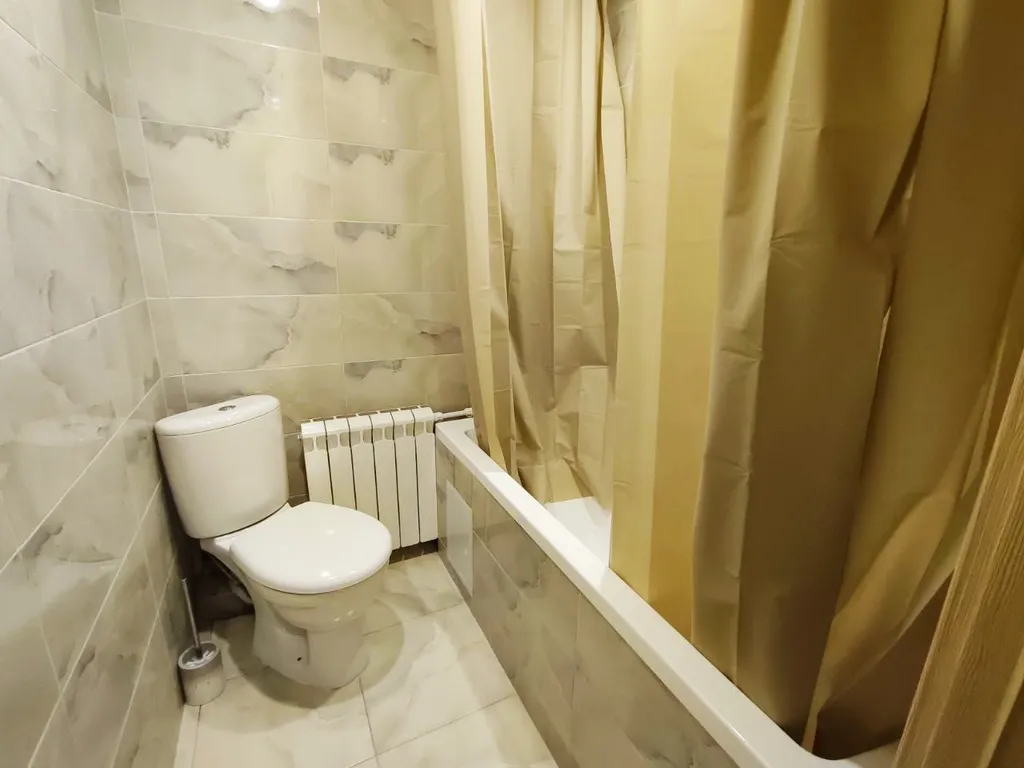 Студия с огромной кроватью в центре