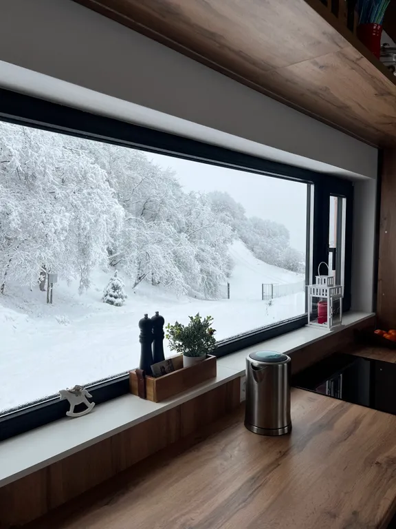 Домик на холме с видом на лес и горы