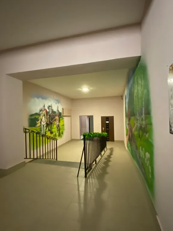 Дом с часами на площади Партизан