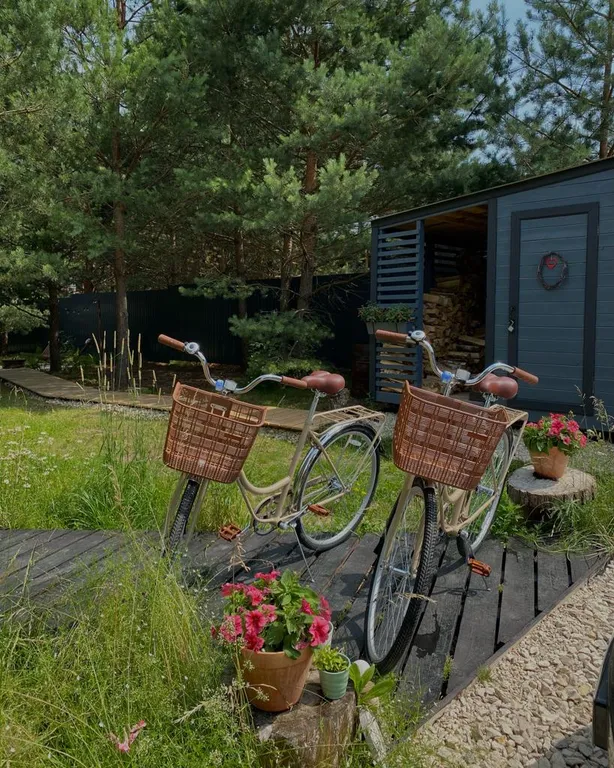 Скандинавский дом с ванной внутри и видом на лес