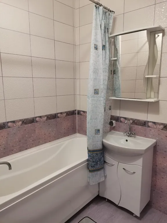 Уютный уголок с небольшой зоной для отдыха и машиноместом