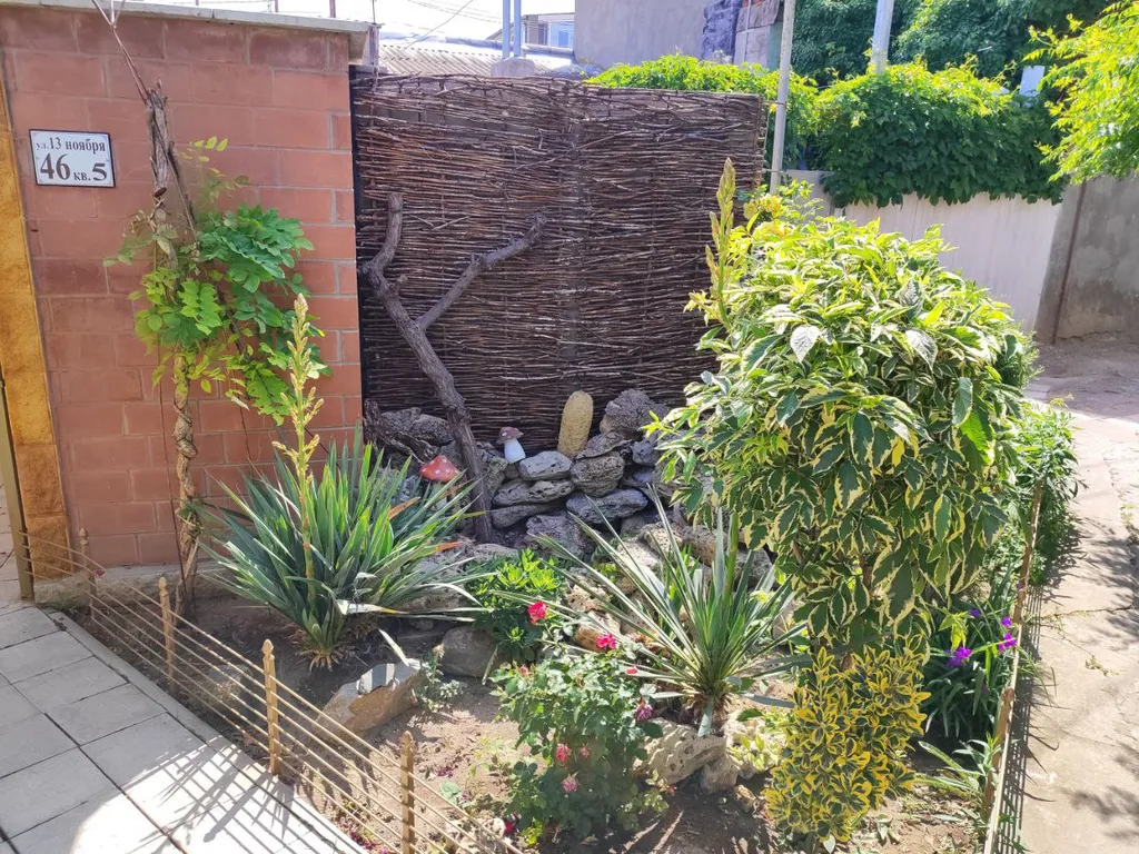 Уютный дом с зелёным двориком и зоной барбекю