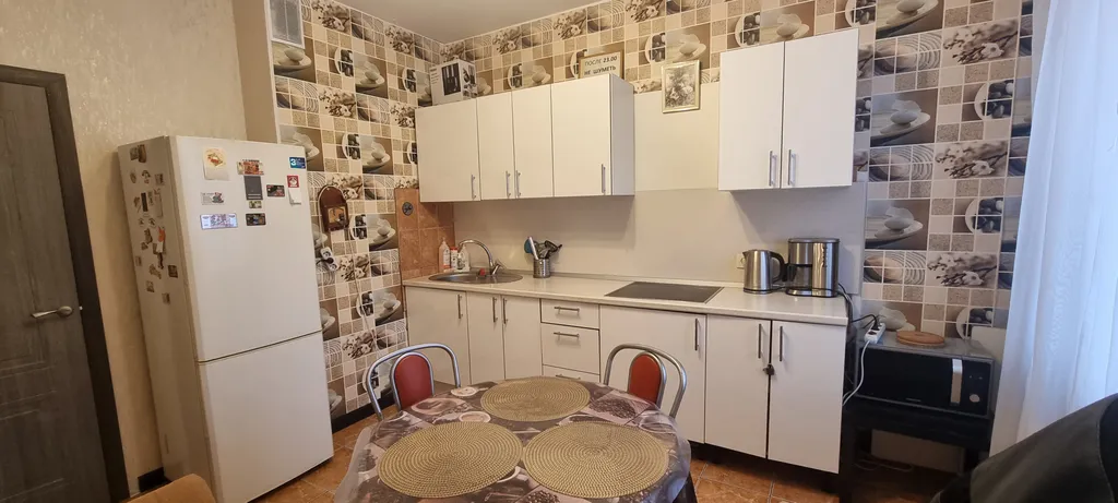 Большая однокомнатная, с большой кухней, у метро Дунайская