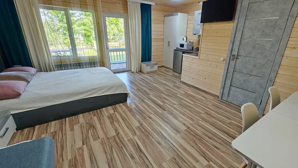 Изумрудная студия люкс с собственной террасой и отдельным входом