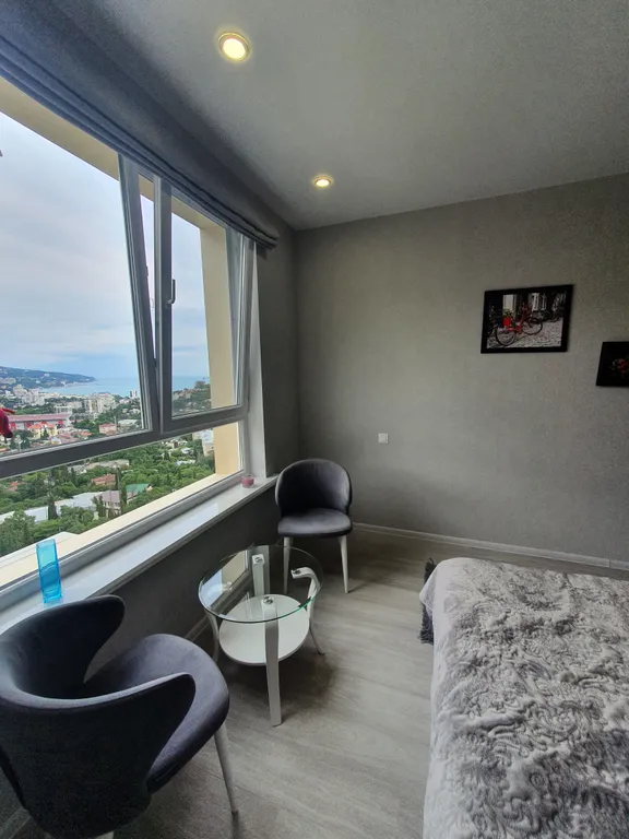 Современная студия в новом доме с видом на море