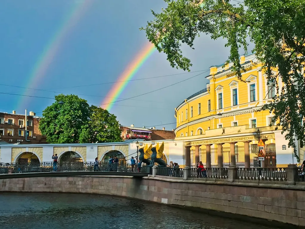 Студия рядом с мостом с Грифонами в доме у воды. Центр СПб