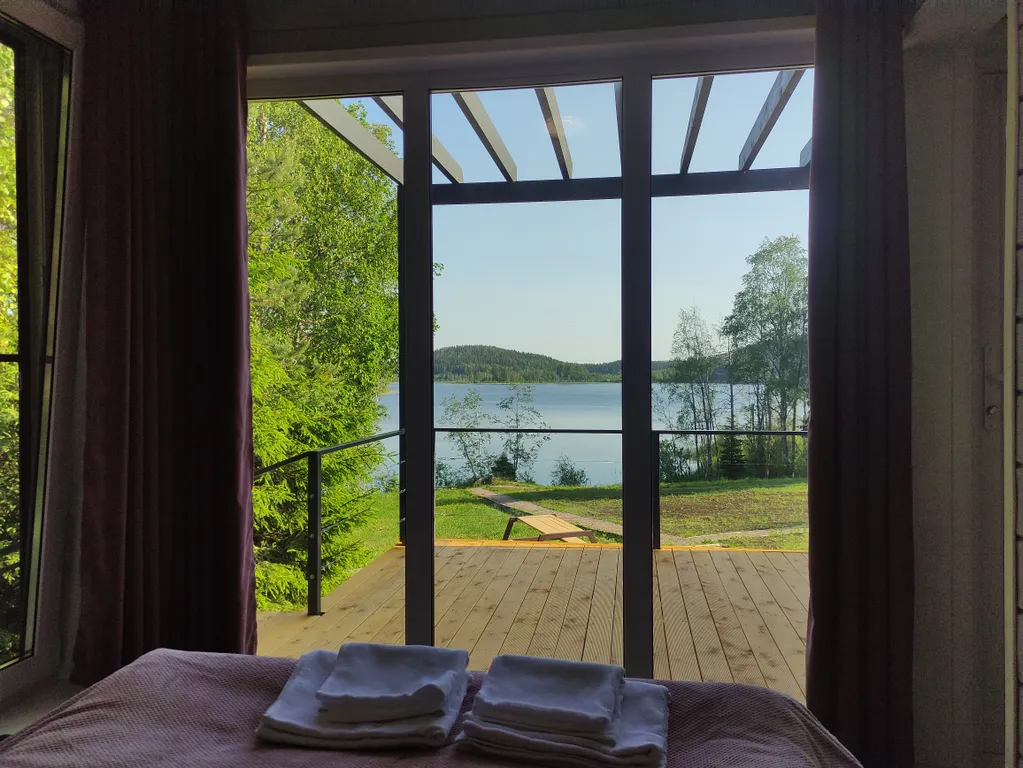 Домик с панорамным остеклением, террасой и видом на озеро