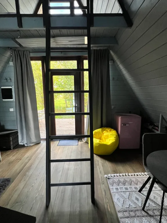 Уютный дом A-Frame в лесу